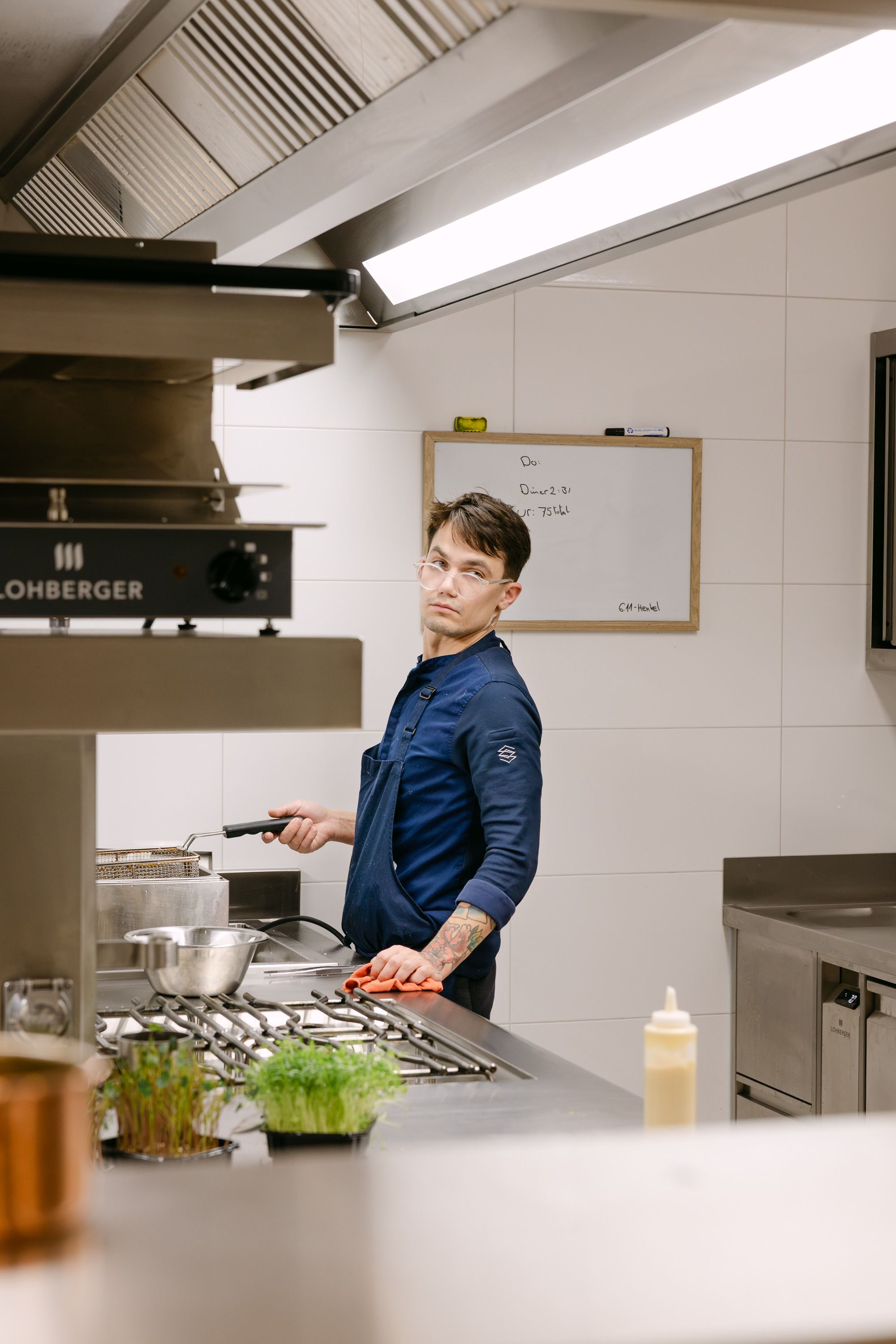 Chef Jurij Daolio med delom v profesionalni kuhinji Doppler Estate.