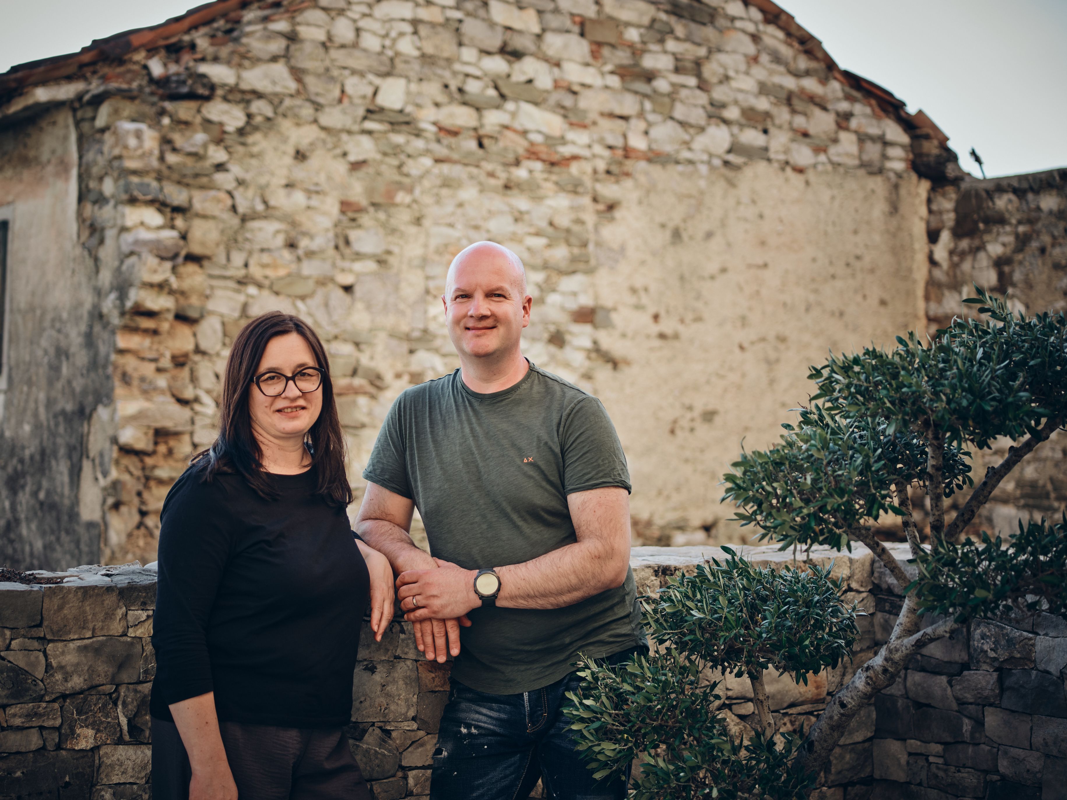 Martin in Ksenija Mahorčič pred Gostilno Mahorčič